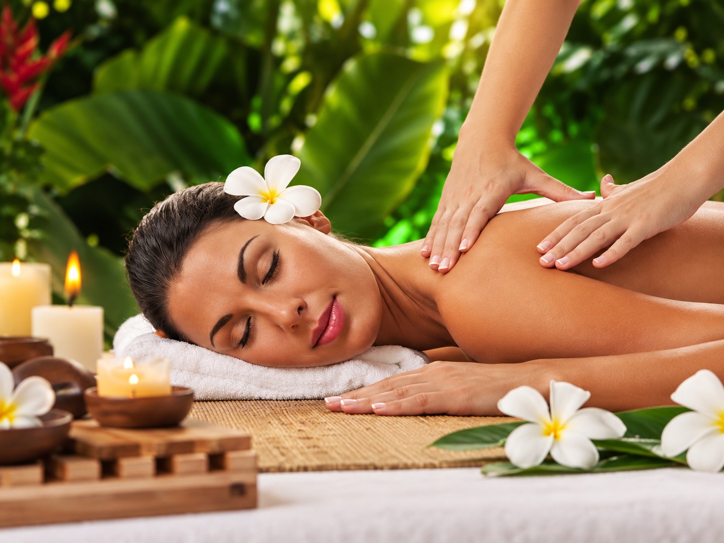 Guest receiving a relaxing Lomi Lomi shoulder massage